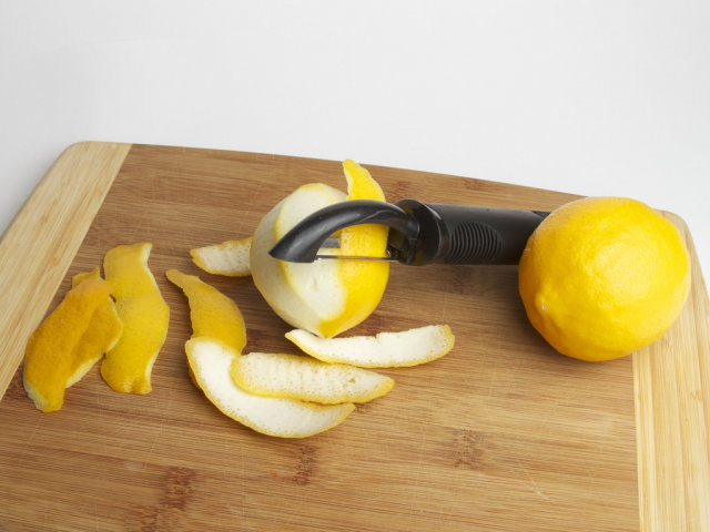 Utrljajte unutarnju koru naranče, limuna ili banane i izbijelite zube