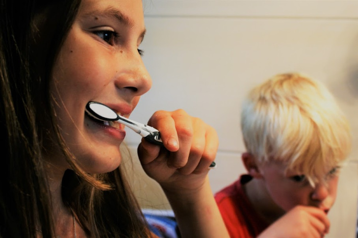Kod djece, kojima zubi još nisu u potpunosti iznikli, preporučuje se mobilni aparatić.